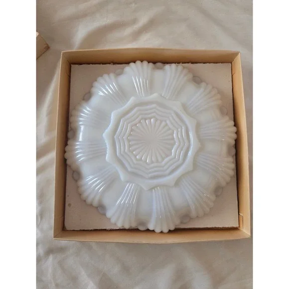 Vintage Anchor Hocking Milk Glass Deviled Egg Plate 22K Gold Trim 896 Boxed - Picture 5 of 5